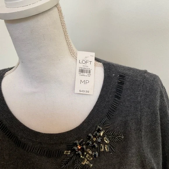 💖HOST PICK💖 NWT Ann Taylor LOFT Dark Gray Top with Beaded Floral Accent - Picture 4 of 8